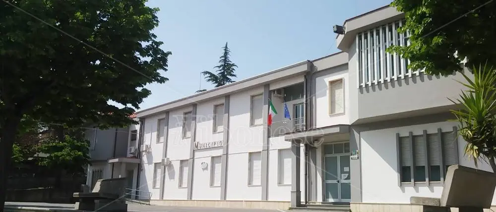Dalla viabilità agli affidamenti diretti, a San Calogero la minoranza accusa: «Gestione scellerata del Comune»