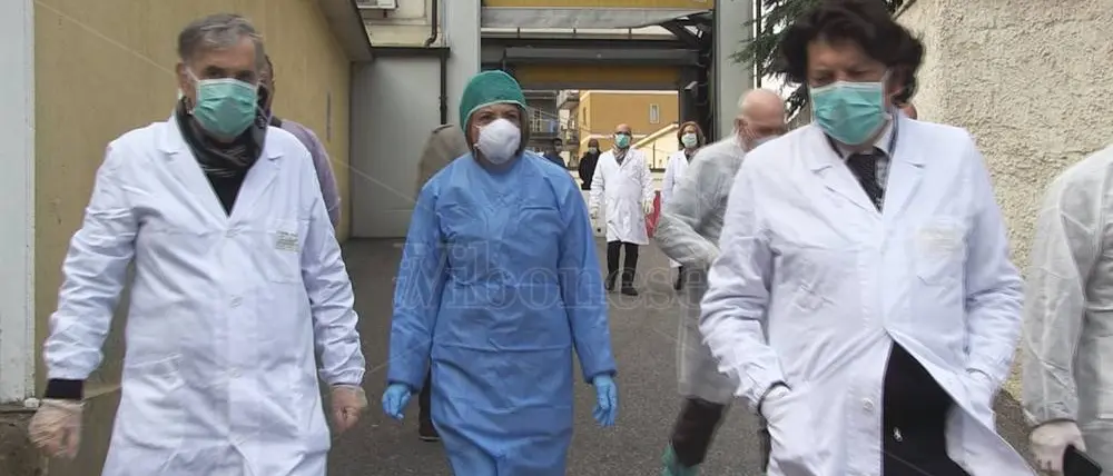 Covid Vibo, lo Jazzolino non ce la fa e i pazienti vengono mandati a Catanzaro