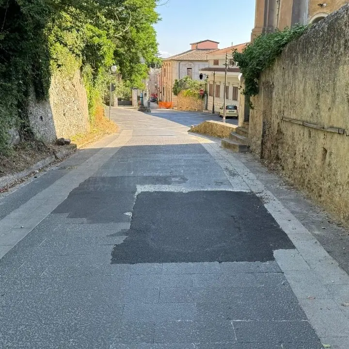 Centro storico di Vibo, la toppa d’asfalto sulla pavimentazione in pietra è ancora lì