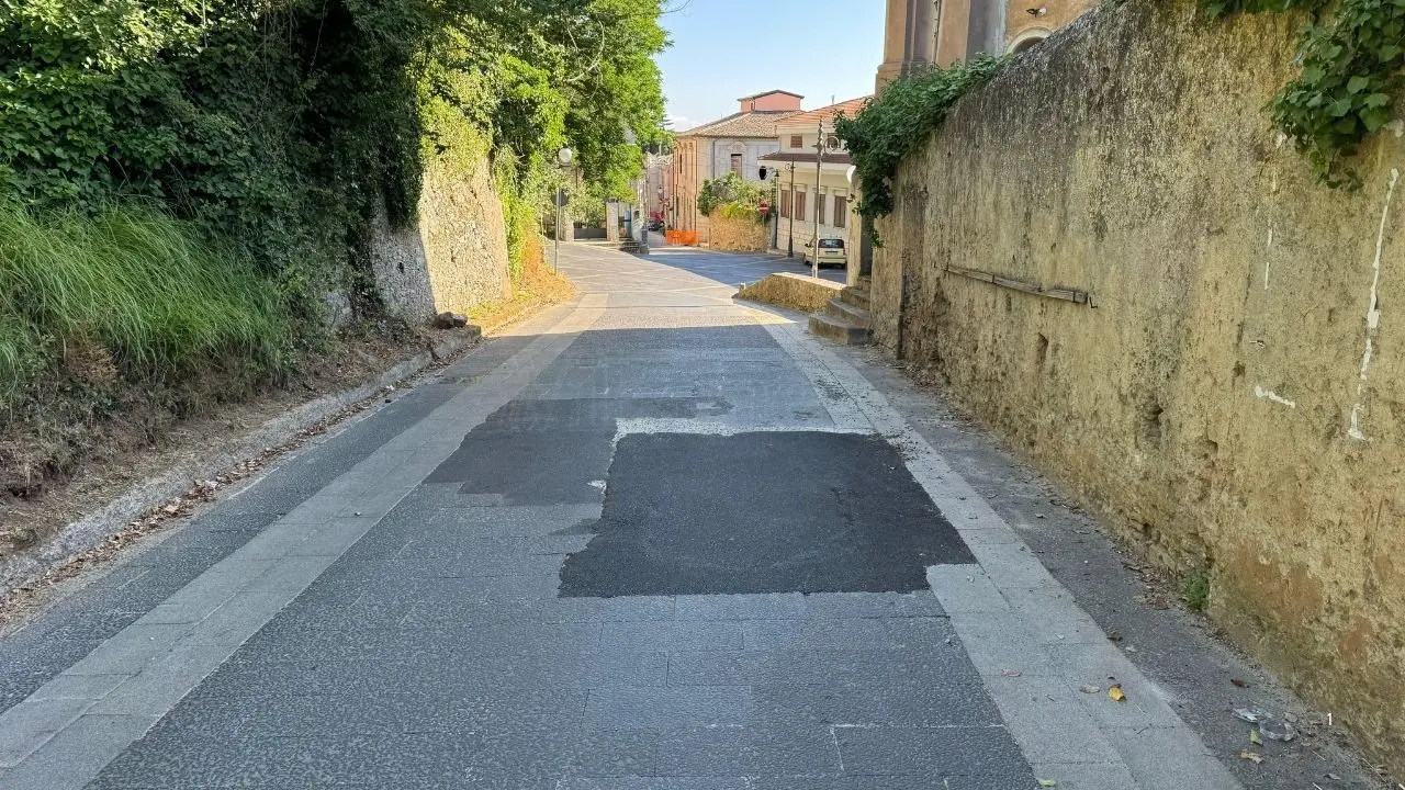 Centro storico di Vibo, la toppa d’asfalto sulla pavimentazione in pietra è ancora lì