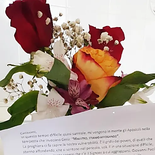 Fiori alla comunità, l’omaggio di don Andrea per ridare un sorriso