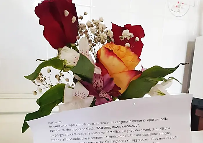 Fiori alla comunità, l’omaggio di don Andrea per ridare un sorriso