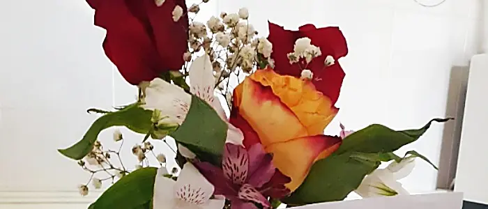 Fiori alla comunità, l’omaggio di don Andrea per ridare un sorriso