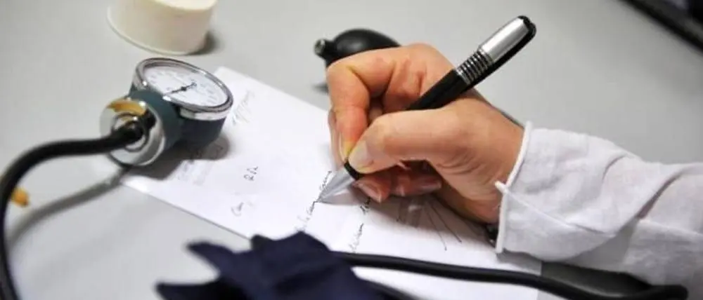 Medico di famiglia in pensione dopo quasi 40 anni a San Costantino: «Lascia impronta indelebile nei nostri cuori»