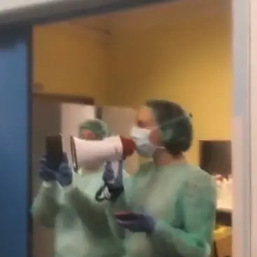 Parla Sarah, la dottoressa vibonese con il megafono: «È il momento di essere forti» - Video