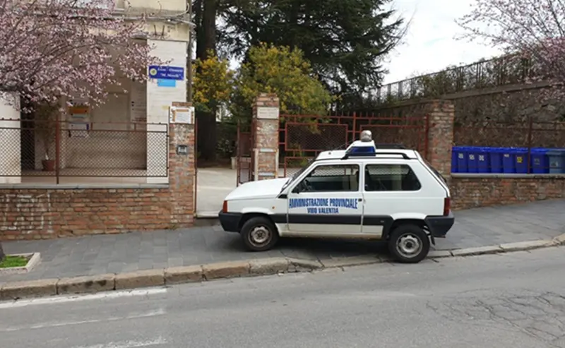 Il parcheggio fuorilegge dell’auto della Provincia di Vibo davanti al Liceo