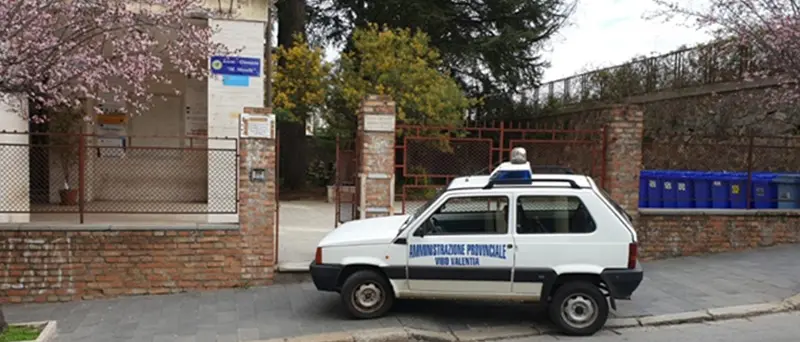 Il parcheggio fuorilegge dell’auto della Provincia di Vibo davanti al Liceo