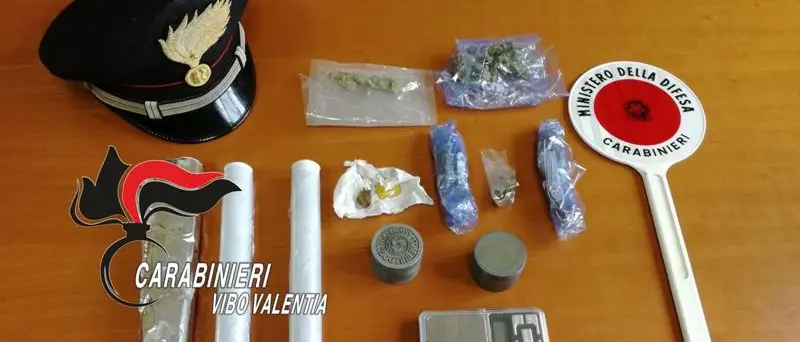 Droga in casa, denunciato dai carabinieri dipendente della Provincia di Vibo