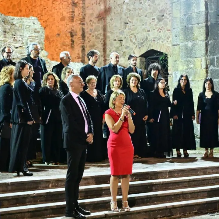 Soriano, il Parco archeologico incanta tra musica e cultura: grande successo per la serata Voci sotto le Stelle