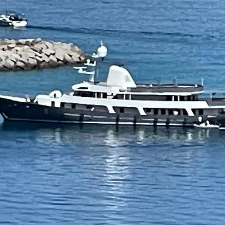 La “Menorca” fa scalo a Vibo Marina: la storica ex baleniera oggi è un superyacht da 48 metri