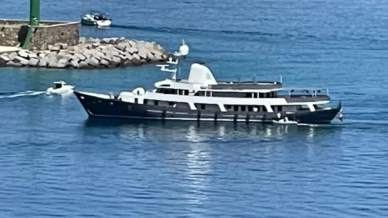 La “Menorca” fa scalo a Vibo Marina: la storica ex baleniera oggi è un superyacht da 48 metri