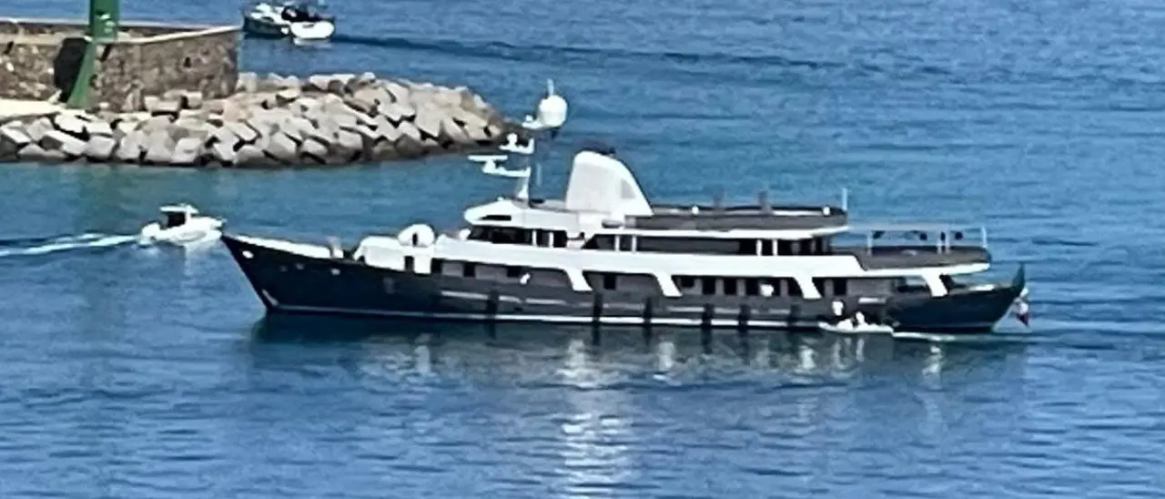 La “Menorca” fa scalo a Vibo Marina: la storica ex baleniera oggi è un superyacht da 48 metri