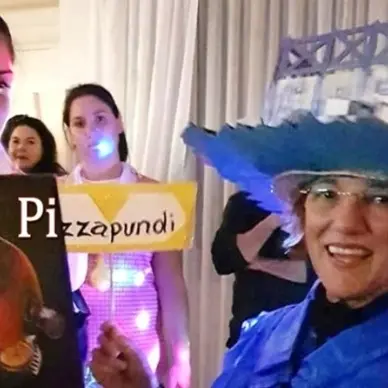 L'artista Caterina Rizzo celebra “Pizzapundi” con un vestito di Carnevale