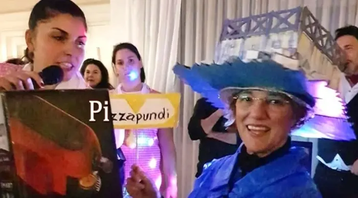 L'artista Caterina Rizzo celebra “Pizzapundi” con un vestito di Carnevale