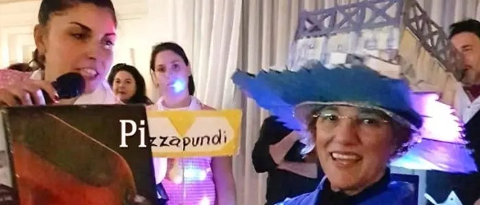 L'artista Caterina Rizzo celebra “Pizzapundi” con un vestito di Carnevale