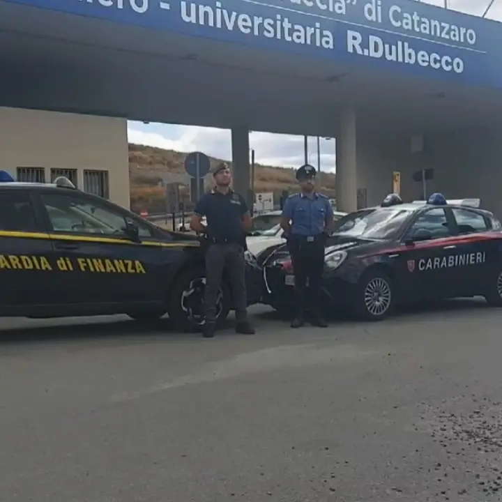 Catanzaro, arrestati diversi medici e infermieri dell’Azienda ospedaliera: per anni avrebbero gestito in maniera truffaldina l’intramoenia - NOMI e VIDEO
