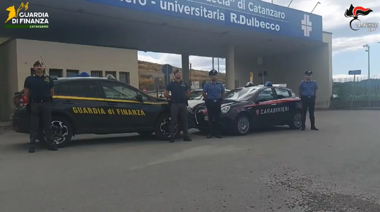 Catanzaro, arrestati diversi medici e infermieri dell’Azienda ospedaliera: per anni avrebbero gestito in maniera truffaldina l’intramoenia - NOMI e VIDEO
