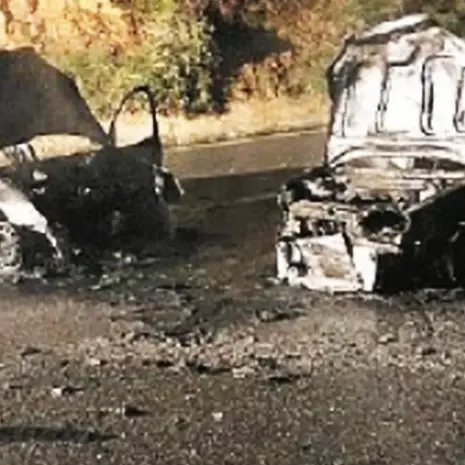 Scontro fra due auto a Filadelfia, veicoli carbonizzati