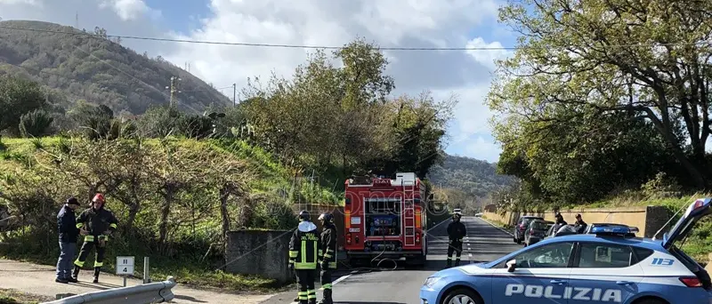 Si chiude in auto fra Vibo-Pizzo e Longobardi minacciando di darsi fuoco