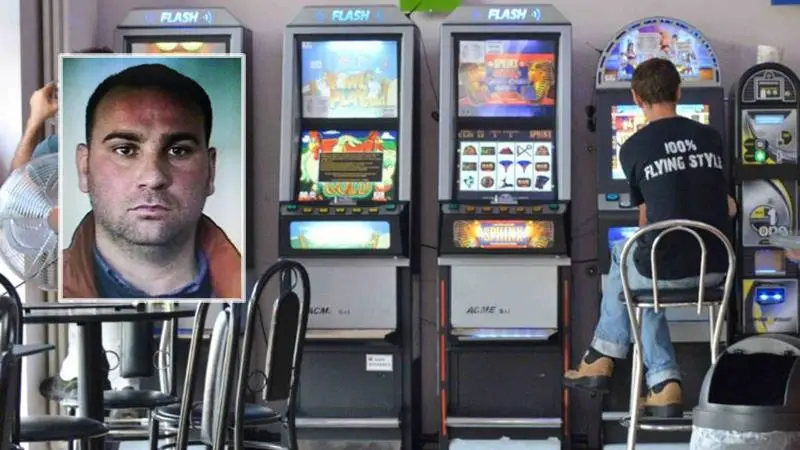 fotogramma - slot machine - Videopoker e slotmachine in un bar (Luca Matarazzo, Milano - 2013-08-08) p.s. la foto e\\' utilizzabile nel rispetto del contesto in cui e\\' stata scattata, e senza intento diffamatorio del decoro delle persone rappresentate , ESTERNE