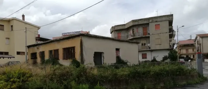 Briatico, stabile fatiscente in pieno centro. I cittadini chiedono risposte