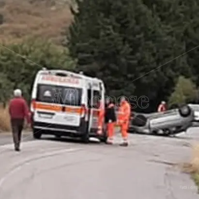 Incidente a Parghelia, auto sbanda e si ribalta: un ferito
