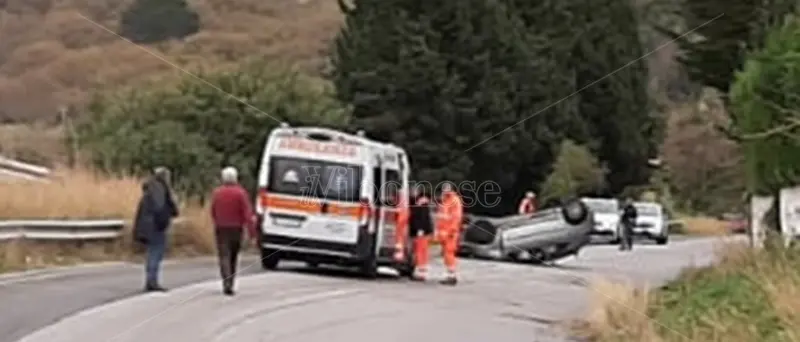 Incidente a Parghelia, auto sbanda e si ribalta: un ferito