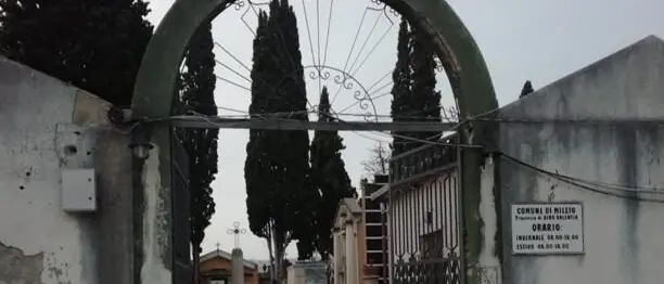 Mileto, va al cimitero per trovare i propri defunti e viene derubata