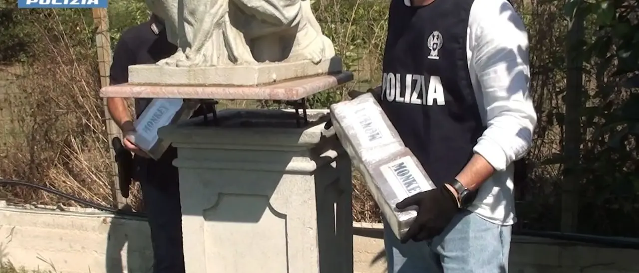 Una statua da sballo: nascondeva 30 chili di cocaina occultati all’interno di una scultura in giardino, arrestato - VIDEO