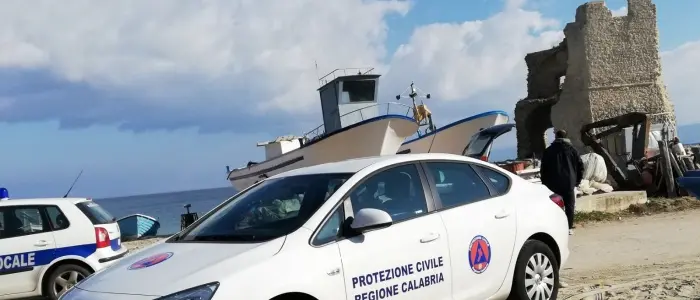 Molo distrutto dalle mareggiate, a Briatico sopralluogo della Prociv