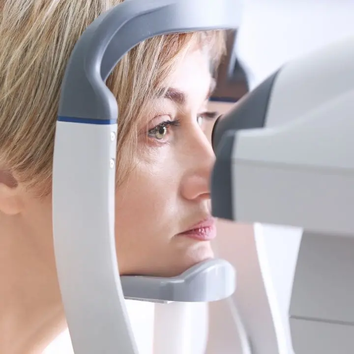 Operazioni abusive di cataratta e bigliettini con le coordinate bancarie ai pazienti dell'intramoenia: le accuse all'oculista arrestato a Catanzaro insieme ad altri medici