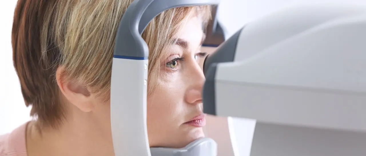 Operazioni abusive di cataratta e bigliettini con le coordinate bancarie ai pazienti dell'intramoenia: le accuse all'oculista arrestato a Catanzaro insieme ad altri medici