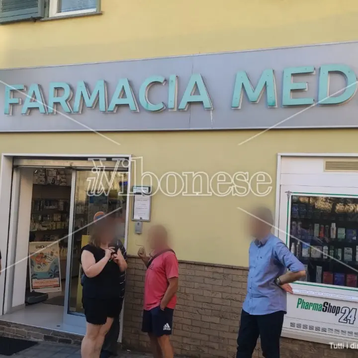 In farmacia con due coltelli a serramanico in tasca: resta in carcere il ragazzo che ha tentato di uccidere il famacista di Nicotera