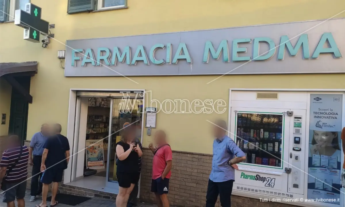 In farmacia con due coltelli a serramanico in tasca: resta in carcere il ragazzo che ha tentato di uccidere il famacista di Nicotera