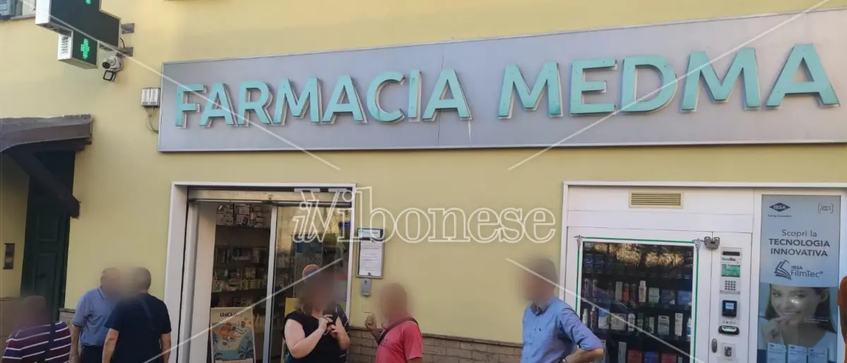 Nicotera, l’uomo accoltellato alla gola è stato a un millimetro dalla morte: sfiorata la carotide. Ad aggredirlo il figlio dell’ex farmacista