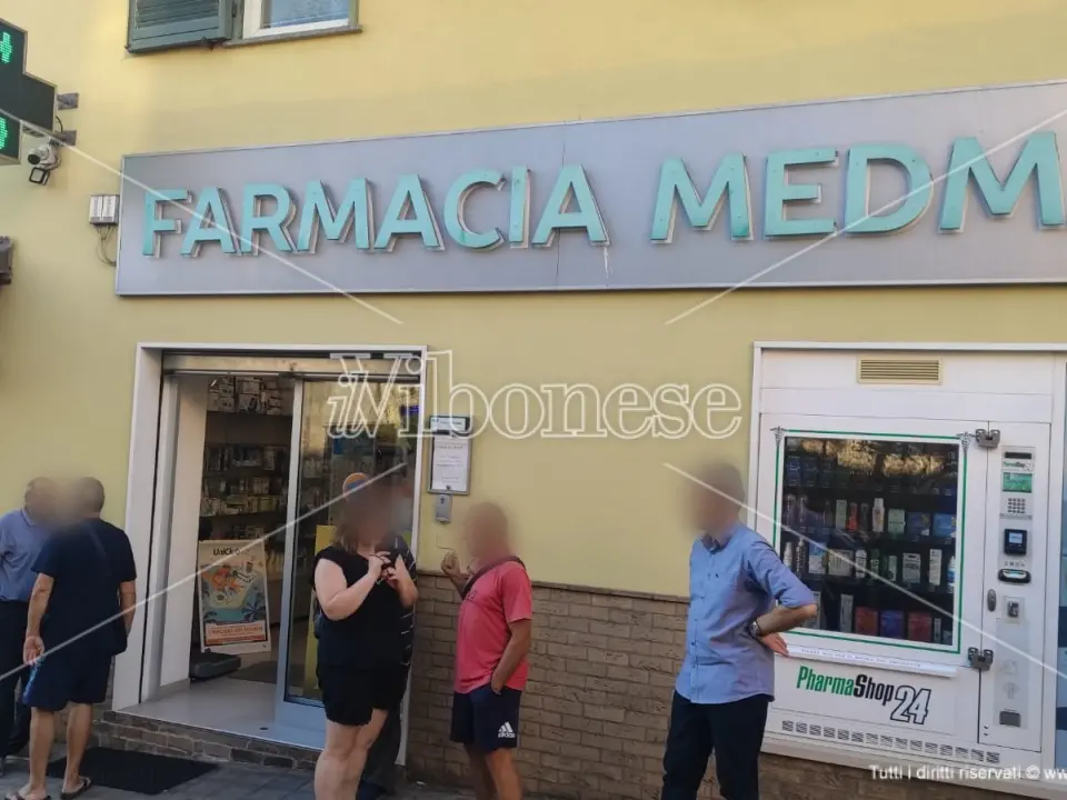 Nicotera, l’uomo accoltellato alla gola è stato a un millimetro dalla morte: sfiorata la carotide. Ad aggredirlo il figlio dell’ex farmacista