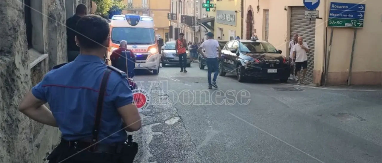 Nicotera, sarebbe fuori pericolo l’uomo accoltellato alla gola da un 24enne che è piombato nella farmacia della moglie