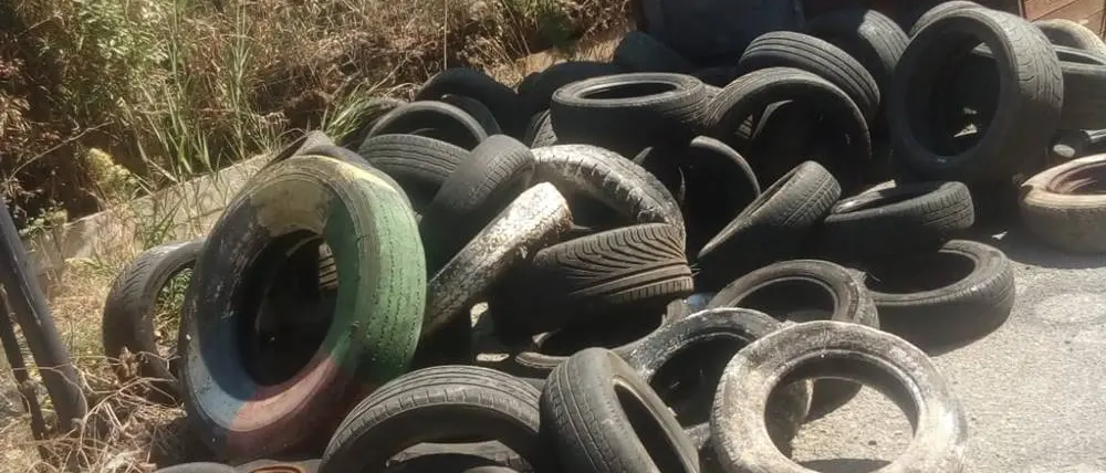 Pneumatici abbandonati, a Tropea volontari in campo con l’iniziativa “Puliamo il mondo”