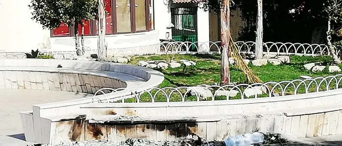 Rifiuti bruciati in piazza a Briatico, danni ai marmi ed alle aiuole