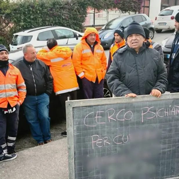 Briatico, gli addetti alla raccolta rifiuti: «Discriminati per la protesta»