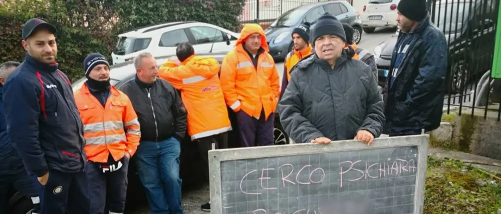 Briatico, gli addetti alla raccolta rifiuti: «Discriminati per la protesta»