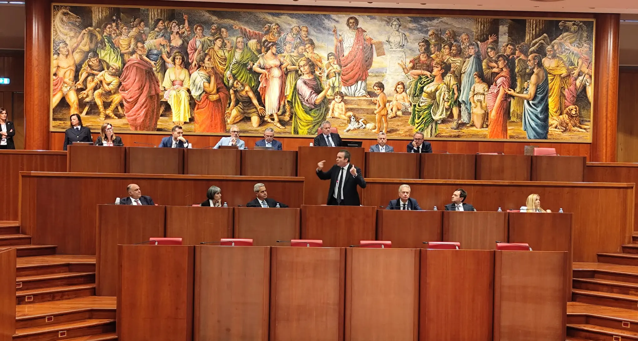 Occhiuto in Consiglio: «Non mi dimetto per l’inchiesta, sarò prosciolto». Poi punge l’opposizione: «Siete nervosi»\n