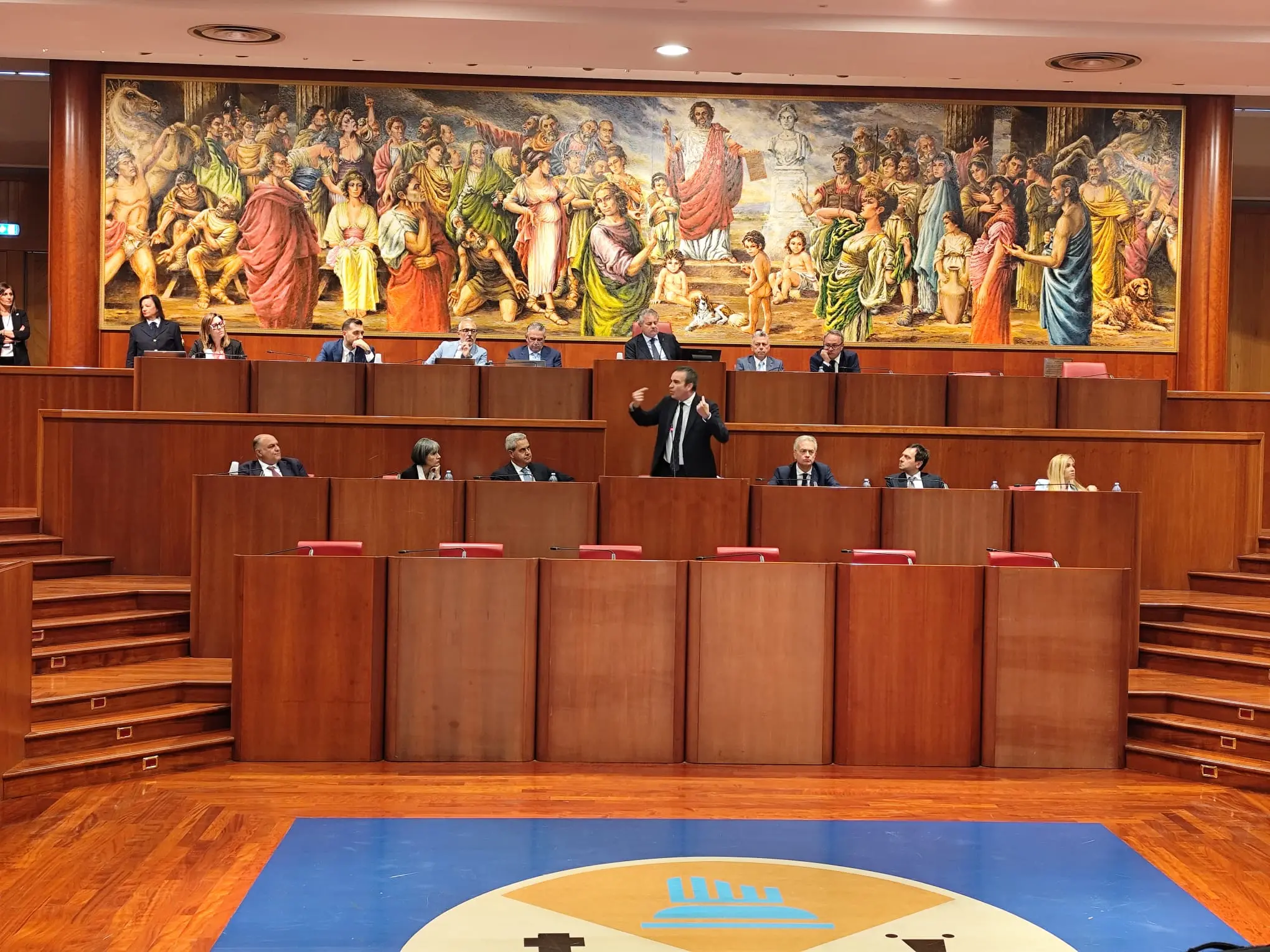 Occhiuto in Consiglio: «Non mi dimetto per l’inchiesta, sarò prosciolto». Poi punge l’opposizione: «Siete nervosi»\n