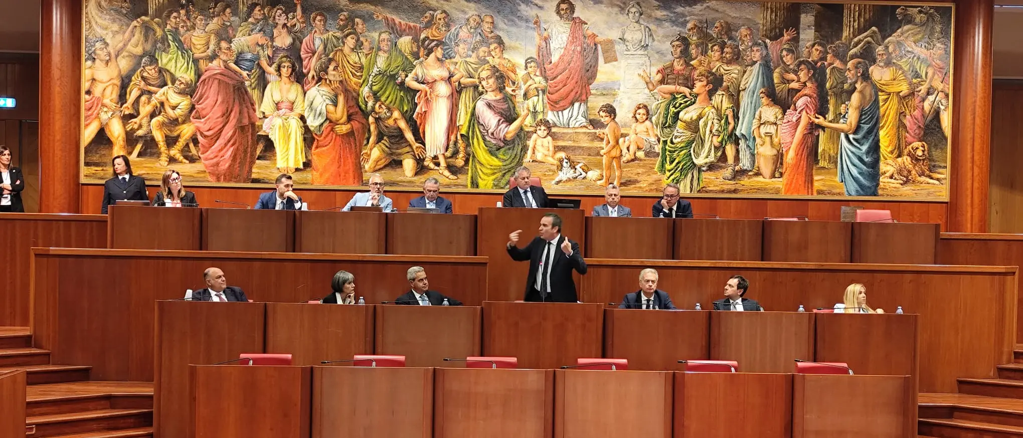 Occhiuto in Consiglio: «Non mi dimetto per l’inchiesta, sarò prosciolto». Poi punge l’opposizione: «Siete nervosi»\n