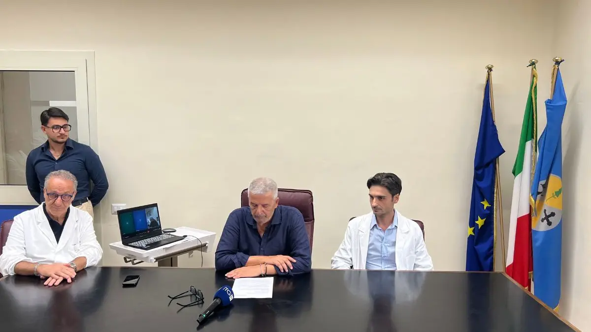 Nella foto il direttore sanitario dell\\'Ao di Cosenza, Pino Pasqua, il direttore generale dell\\'Ao di Cosenza, Vitaliano De Salazar e il primario di Anestesia, Andrea Bruni