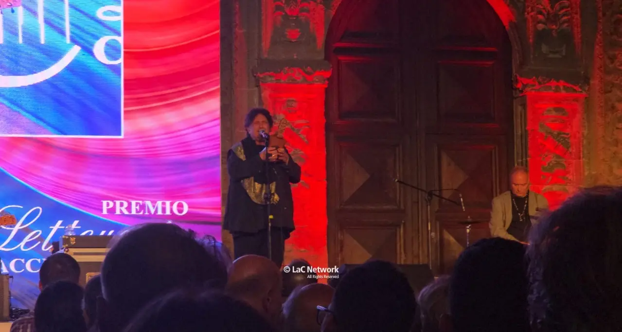 Caccuri, la musica d'autore di Enzo Avitabile travolge il pubblico del Premio letterario\n