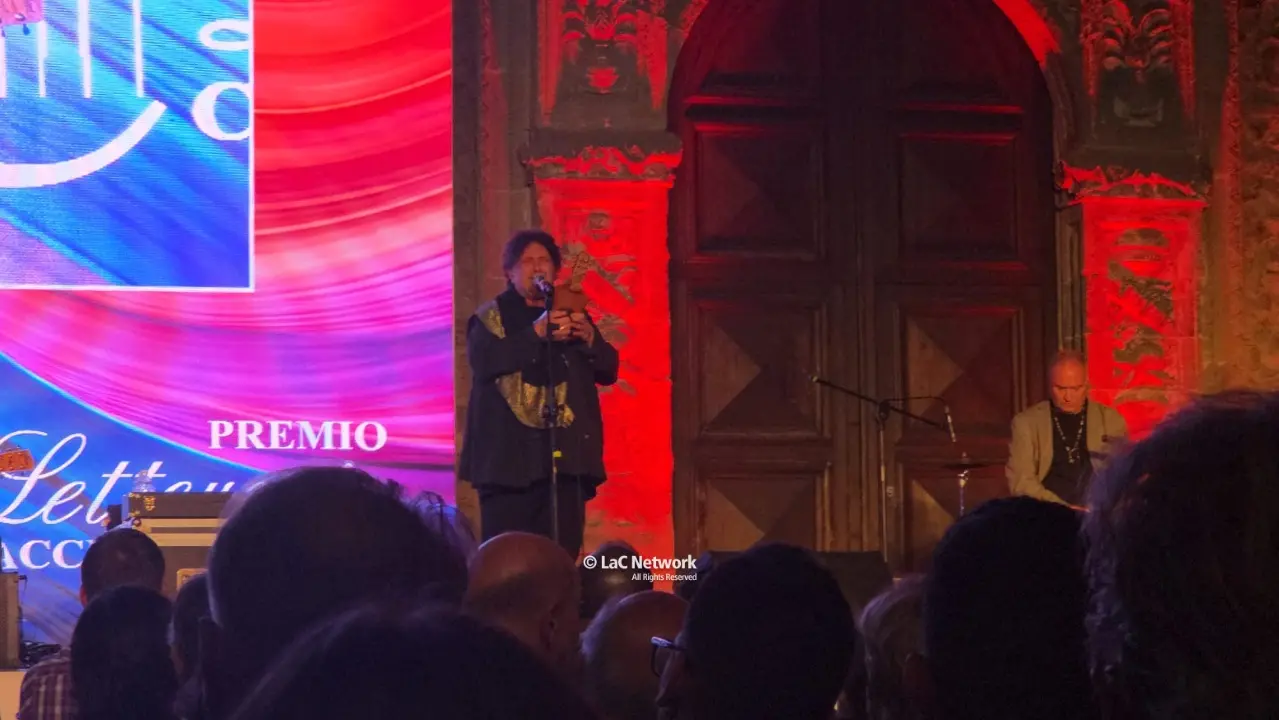 Caccuri, la musica d'autore di Enzo Avitabile travolge il pubblico del Premio letterario\n
