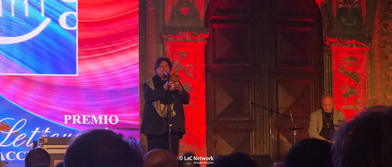 Caccuri, la musica d'autore di Enzo Avitabile travolge il pubblico del Premio letterario\n