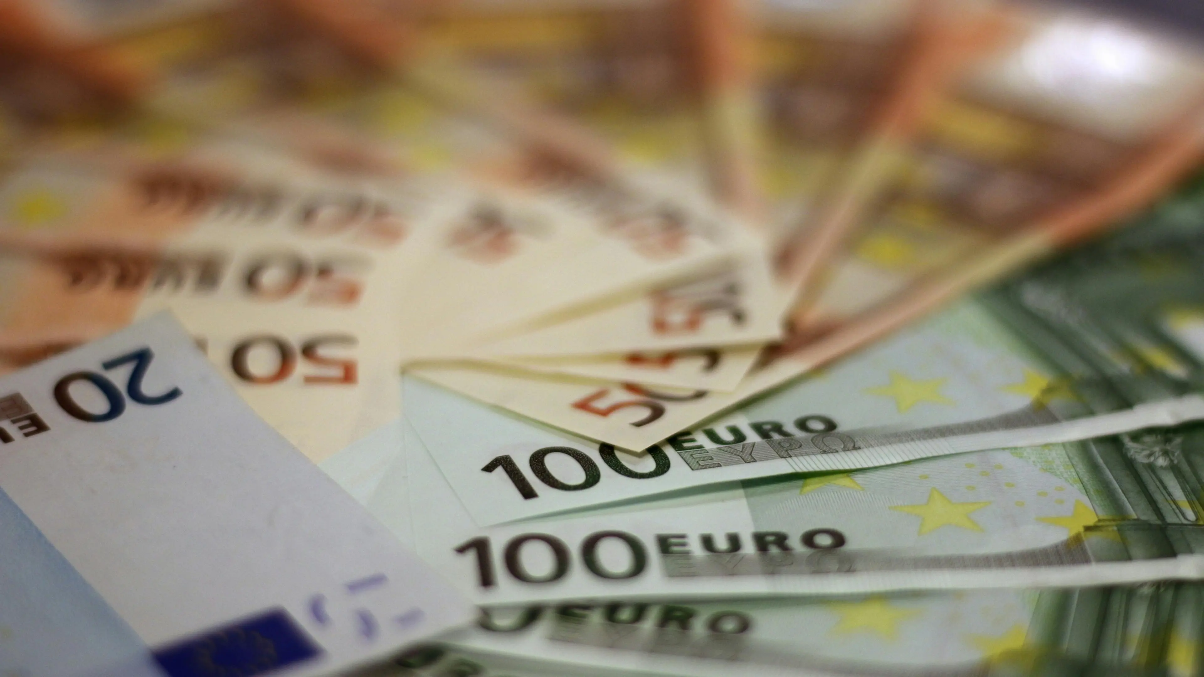 <p>Negli ultimi 10 anni le banche hanno chiuso decine di sportelli in pi&ugrave; di cento comuni calabresi&nbsp;</p>\\n