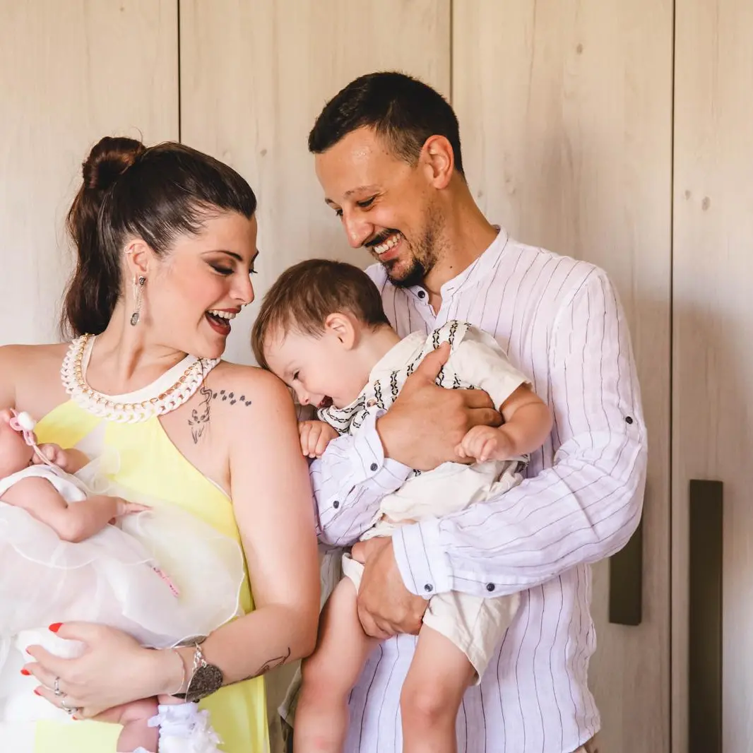 Due figli, mille sfide quotidiane e un amore incondizionato:\u00A0il bello (e il difficile) di essere genitori oggi\n